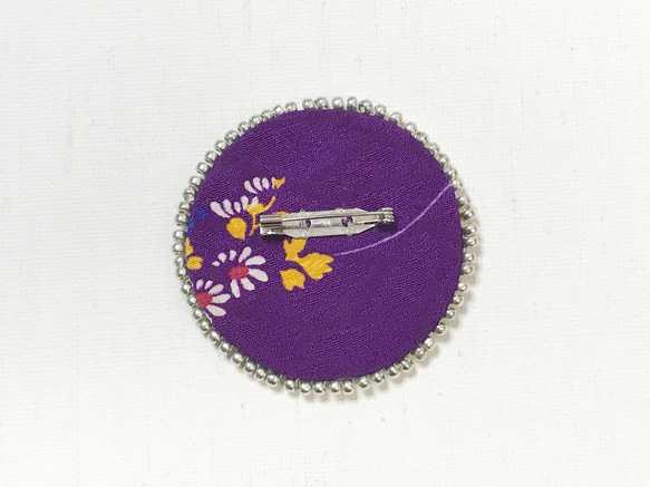 アンティーク着物から作った丸いブローチ　紫地小菊 4枚目の画像