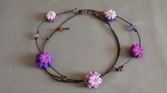 小花のネックレス　紫色 1枚目の画像