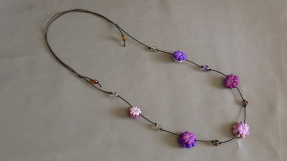 小花のネックレス　紫色 2枚目の画像