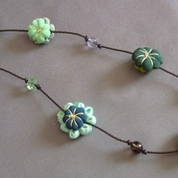 小花のネックレス　緑色 1枚目の画像