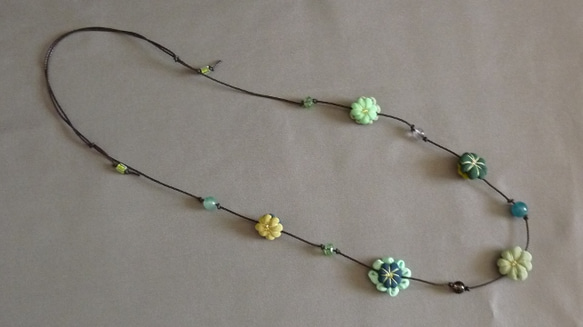 小花のネックレス　緑色 2枚目の画像