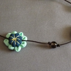 小花のネックレス　緑色 3枚目の画像