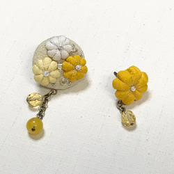 ＜送料無料＞着物地の小花と天然石・チェコグラスビーズのピアス　小花　ブーケ　黄色 2枚目の画像