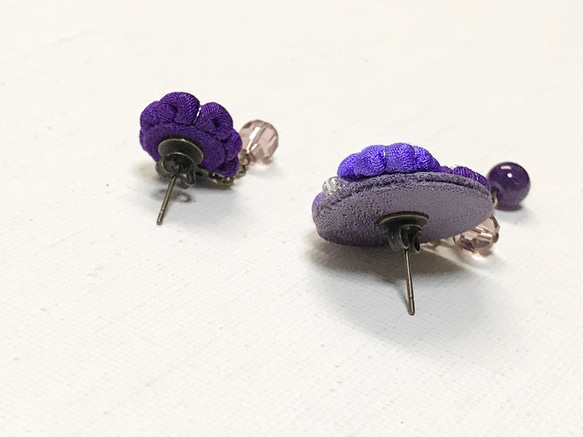 ＜送料無料＞着物地の小花と天然石・チェコグラスビーズのピアス　紫陽花　小花　ブーケ　紫色 4枚目の画像