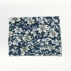 正絹(シルク100%)着物地で作ったカードケース　カード入れ　名刺入れ　藍色地唐草と草花文様 2枚目の画像