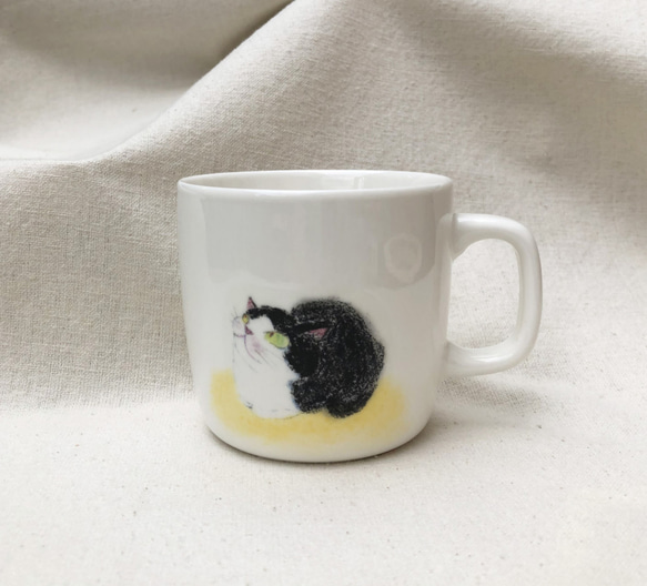 ねこ絵マグカップ「見上げるにゃんこ」 1枚目の画像