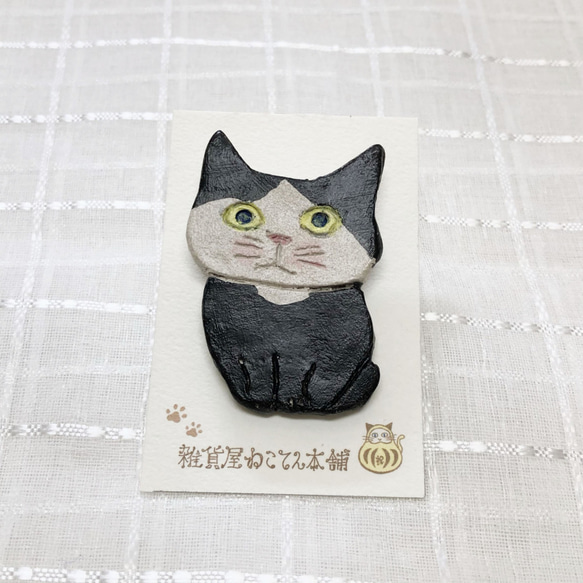 にゃんこの陶ブローチ（燕尾服ねこ） 2枚目の画像