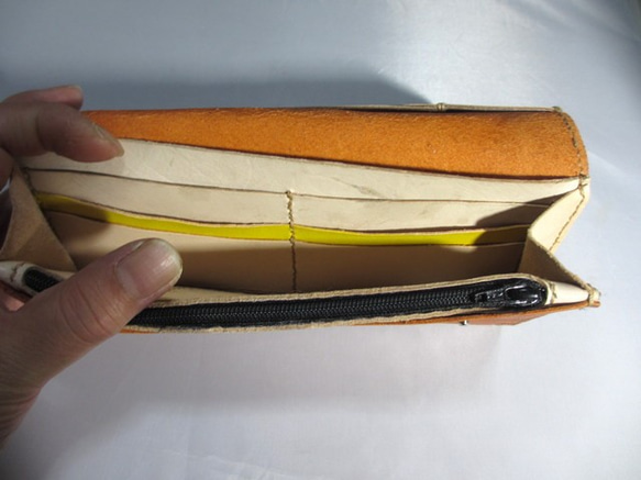 オレンジ色の長財布 3枚目の画像