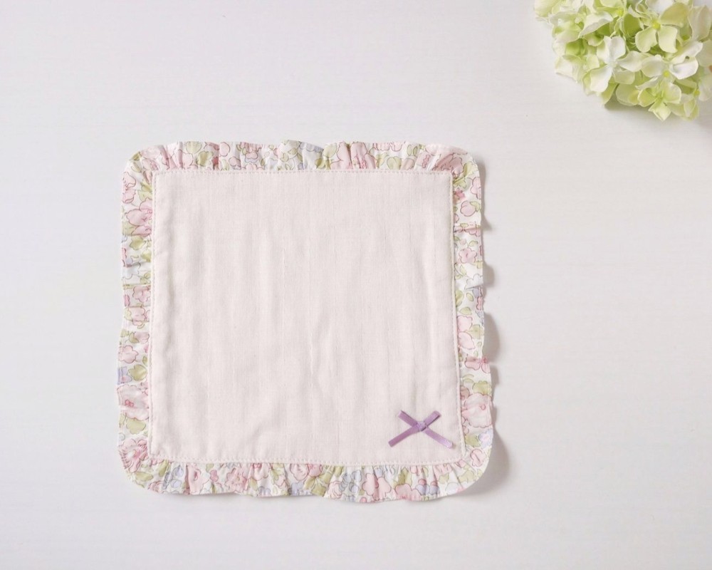 フリルがかわいいガーゼハンカチ*リバティBetsyピンクラベンダー