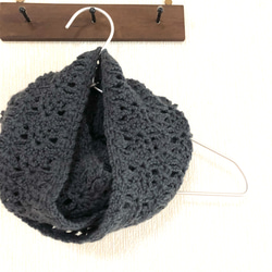 濃いグレーの手編みスヌード 2枚目の画像