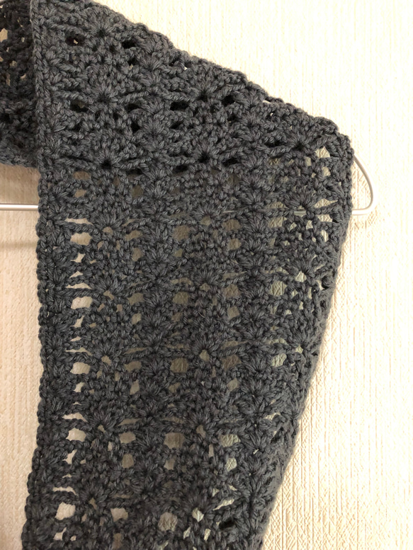 濃いグレーの手編みスヌード 3枚目の画像