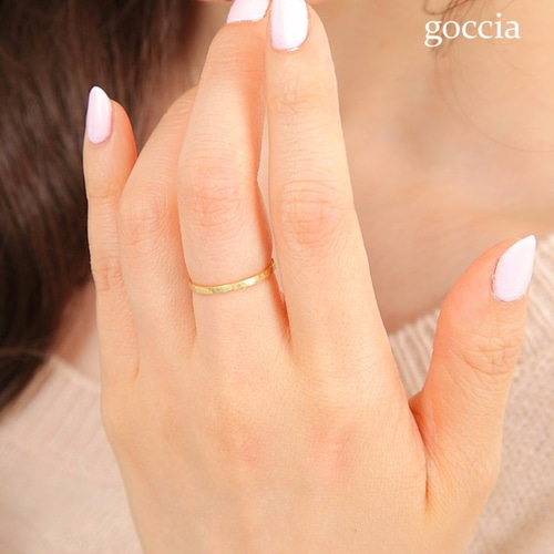 華奢なリング、K18ゴールド、ハンマー仕上げ （Adrable) 指輪・リング