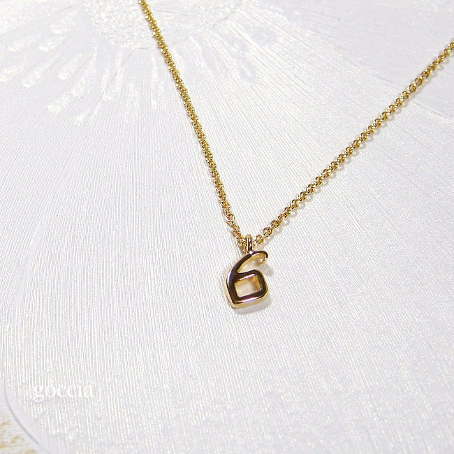 数字の 6のペンダント。ネックレス付き（K18ゴールド）