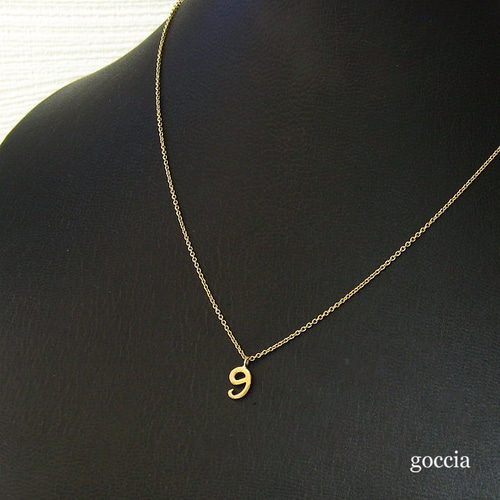 数字の 9のペンダント。ネックレス付き（K18ゴールド