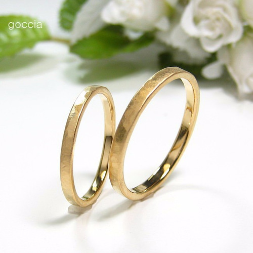 細身の結婚指輪（K18ゴールドのマリッジリング） ハンマー仕上げ、艶
