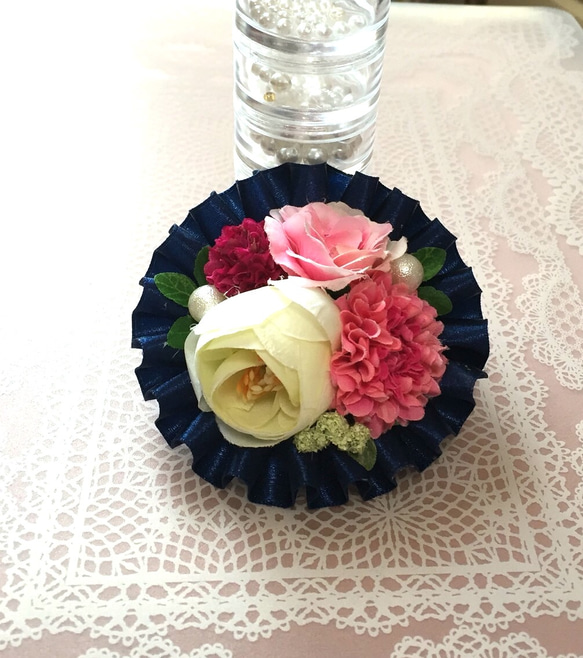 ロゼット風紺色リボンとお花のコサージュ 1枚目の画像