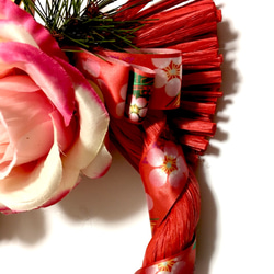 大きなバラとピンポンマムと椿のしめ縄飾り 3枚目の画像