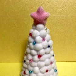 ふわふわポンポンのミニクリスマスツリー（ホワイト） 3枚目の画像