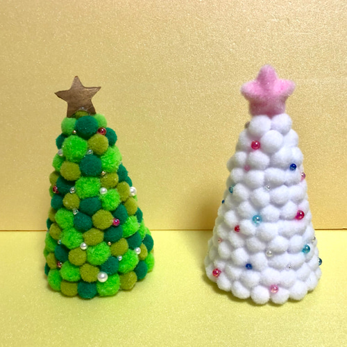ふわふわポンポンのミニクリスマスツリー(ホワイト) その他 ふわふわポンポンのミニクリスマスツリー(ホワイト) その他