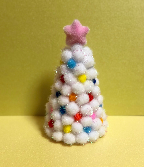 ふわふわポンポンのミニクリスマスツリー（キラキラホワイト