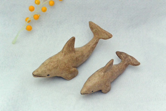 イルカの置物　２匹セット！　オーブン陶芸　ベージュ系　手作り陶芸 2枚目の画像