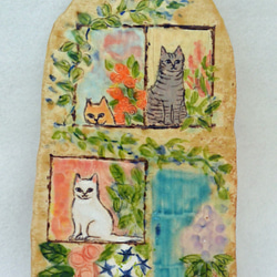ネコハウスの陶板　手作り陶器　猫３匹 インテリア飾り・壁掛け　お花と植物　手作り陶器・陶芸 1枚目の画像