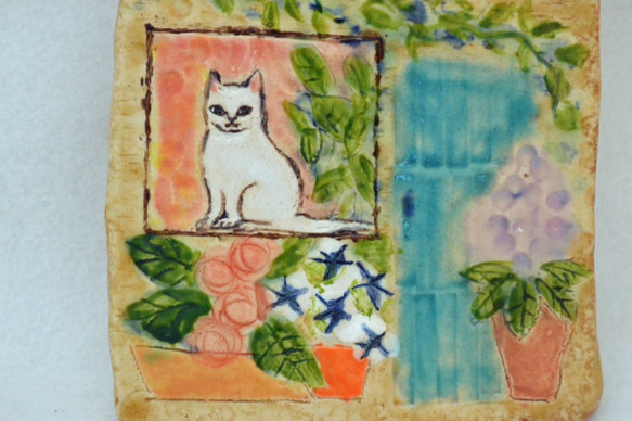 ネコハウスの陶板　手作り陶器　猫３匹 インテリア飾り・壁掛け　お花と植物　手作り陶器・陶芸 3枚目の画像