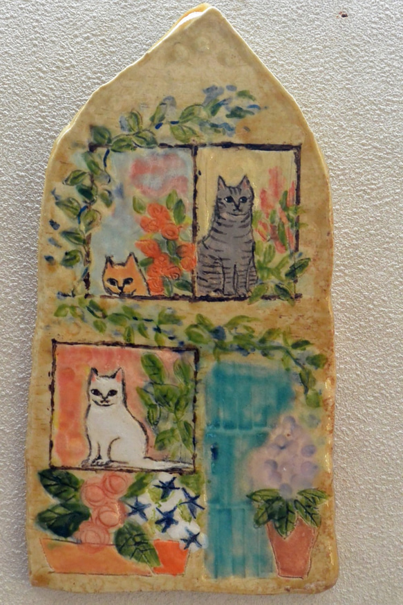 ネコハウスの陶板　手作り陶器　猫３匹 インテリア飾り・壁掛け　お花と植物　手作り陶器・陶芸 4枚目の画像