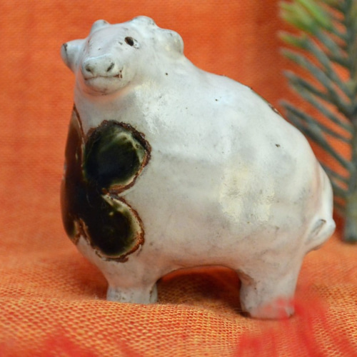 白い陶器 牛の彫刻 白い陶器 牛の彫刻 牛 陶器 置物 白磁器の