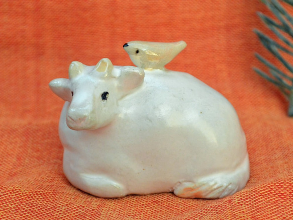 小鳥と一緒のウシ（黄色） 来年の干支 丑年 お座り牛 陶器の