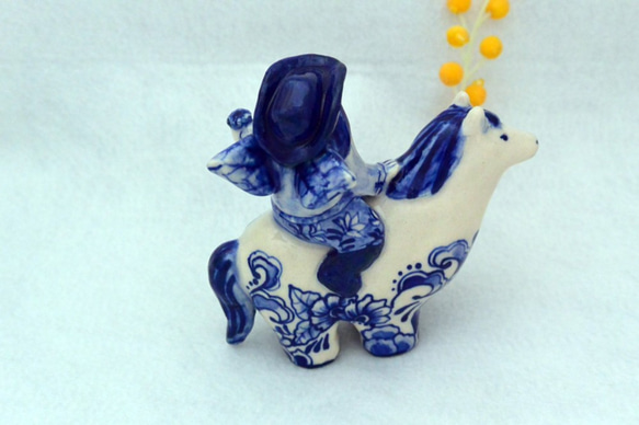 ＊おしげ様専用のお品＊　乗馬をする、羽根のある女の子　白とブルー　置き物　手作り陶芸・陶器 3枚目の画像