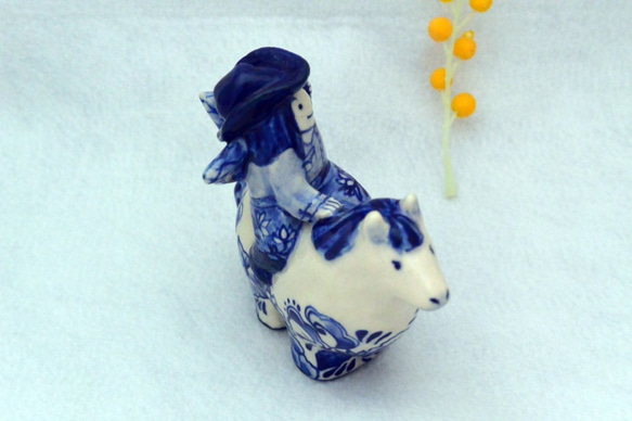 ＊おしげ様専用のお品＊　乗馬をする、羽根のある女の子　白とブルー　置き物　手作り陶芸・陶器 4枚目の画像