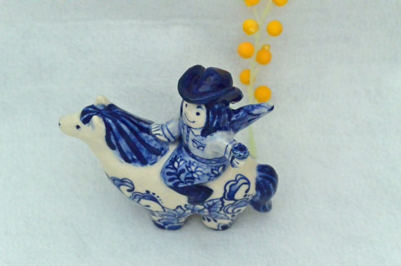 ＊おしげ様専用のお品＊　乗馬をする、羽根のある女の子　白とブルー　置き物　手作り陶芸・陶器 6枚目の画像