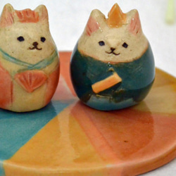 ひな人形　ネコのお雛様　カラフルな下敷きつき　手作り陶器・陶芸　ねこ　白猫の置き物 2枚目の画像