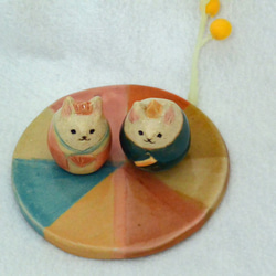 ひな人形　ネコのお雛様　カラフルな下敷きつき　手作り陶器・陶芸　ねこ　白猫の置き物 3枚目の画像