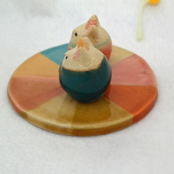 ひな人形　ネコのお雛様　カラフルな下敷きつき　手作り陶器・陶芸　ねこ　白猫の置き物 4枚目の画像