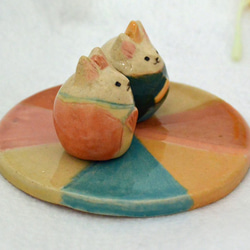 ひな人形　ネコのお雛様　カラフルな下敷きつき　手作り陶器・陶芸　ねこ　白猫の置き物 6枚目の画像