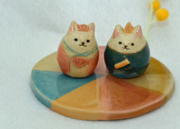 ひな人形　ネコのお雛様　カラフルな下敷きつき　手作り陶器・陶芸　ねこ　白猫の置き物 7枚目の画像