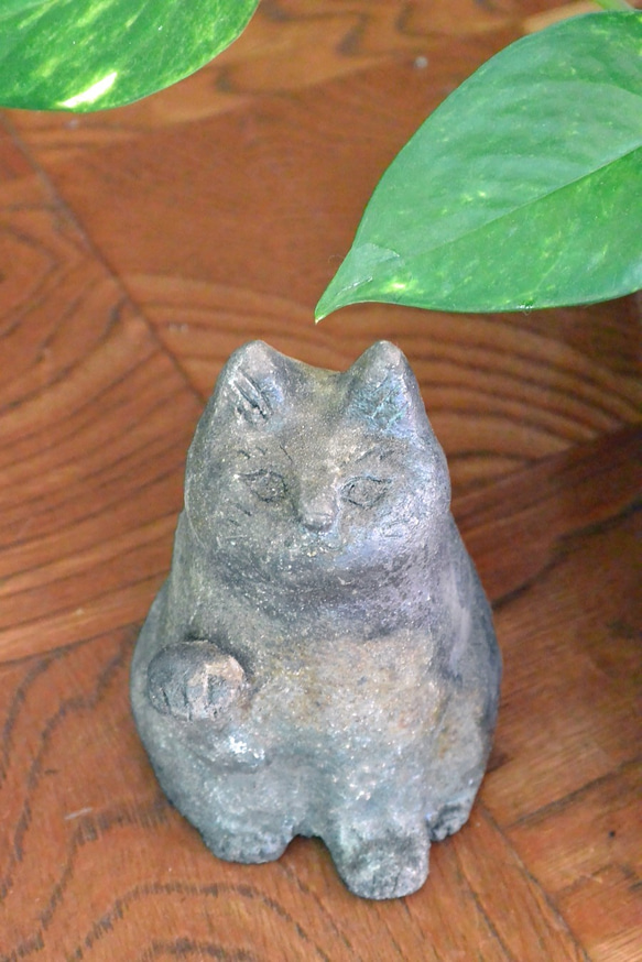 招き猫　お庭や玄関に！　ねこの置き物　ぷっくり癒しネコ　渋めカラー　手作り陶芸　陶器の置物 3枚目の画像