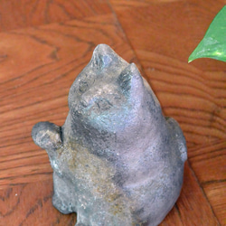 招き猫　お庭や玄関に！　ねこの置き物　ぷっくり癒しネコ　渋めカラー　手作り陶芸　陶器の置物 4枚目の画像