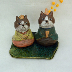 ネコのお雛様　ひな人形　はちわれ猫　大きめサイズ　下敷き付き　手作り陶器・陶芸　ねこの置き物 1枚目の画像