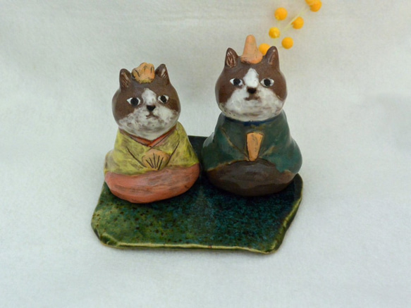 ネコのお雛様　ひな人形　はちわれ猫　大きめサイズ　下敷き付き　手作り陶器・陶芸　ねこの置き物 1枚目の画像