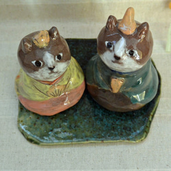 ネコのお雛様　ひな人形　はちわれ猫　大きめサイズ　下敷き付き　手作り陶器・陶芸　ねこの置き物 2枚目の画像