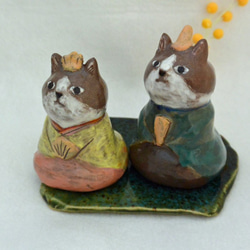 ネコのお雛様　ひな人形　はちわれ猫　大きめサイズ　下敷き付き　手作り陶器・陶芸　ねこの置き物 3枚目の画像