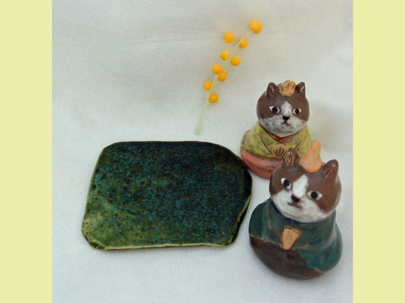 ネコのお雛様　ひな人形　はちわれ猫　大きめサイズ　下敷き付き　手作り陶器・陶芸　ねこの置き物 4枚目の画像