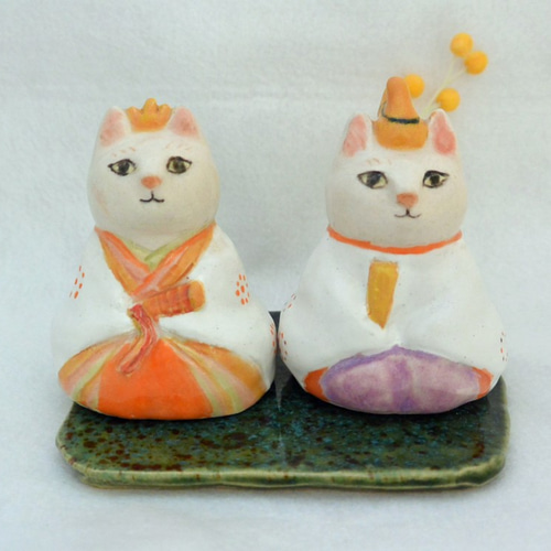 ネコのお雛様 ひな人形 白猫 大きめサイズ 下敷き付き 手作り陶器