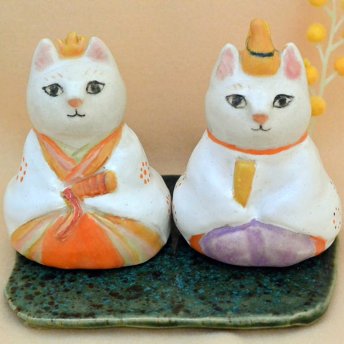 ネコのお雛様 ひな人形 白猫 大きめサイズ 下敷き付き 手作り陶器