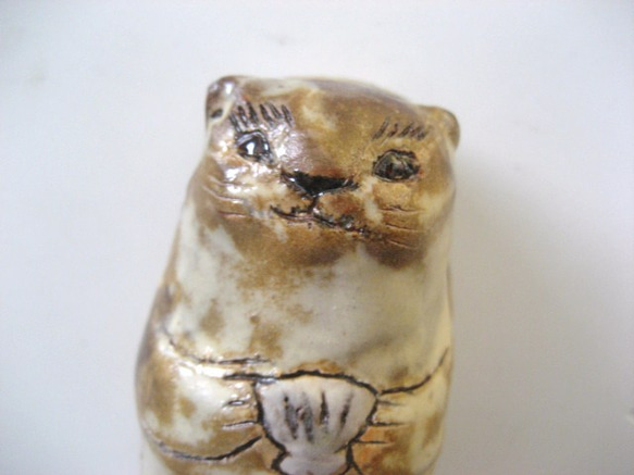 陶器の小物入れ　貝持ちのラッコ 1枚目の画像