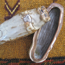 陶器の小物入れ　貝持ちのラッコ 3枚目の画像