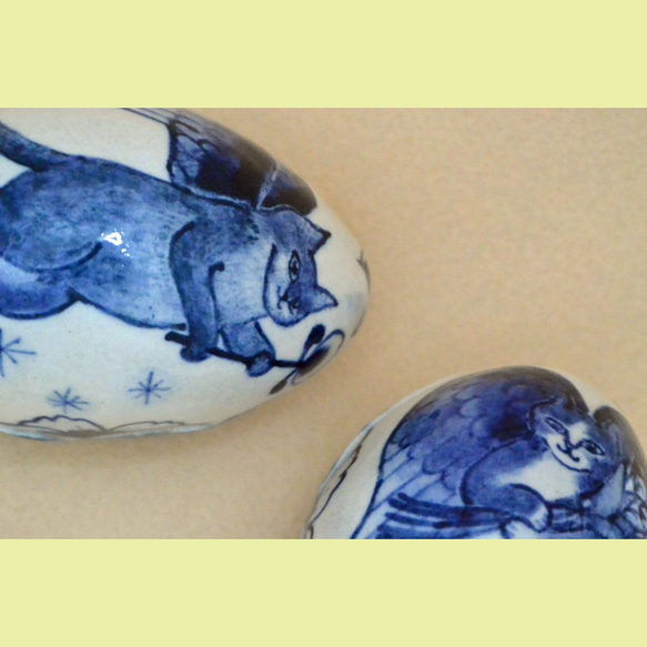 トーチを持った翼つき猫　タマゴ型小物入れ　クリスマス　北欧　陶器・陶芸　青・ブルー　羽根　ネコ天使 10枚目の画像